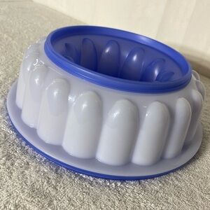 5/$35 Vintage Tupperware Blue White Jel-Ring Jello Mold Ice Ring With Lid